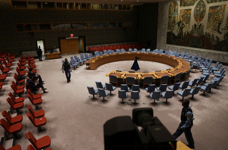 &copy; Reuters. أفراد أمن يسيرون في قاعة مجلس الأمن التابع للأمم المتحدة في مقر الأمم المتحدة بنيويورك يوم الخميس. تصوير: جينا مون - رويترز.