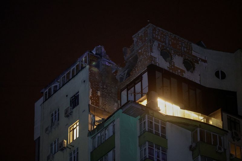 &copy; Reuters. Un edificio de apartamentos dañado durante un ataque de drones rusos, en medio del ataque de Rusia a Ucrania, en Kiev, Ucrania, 22 de diciembre de 2023. REUTERS/Valentyn Ogirenko