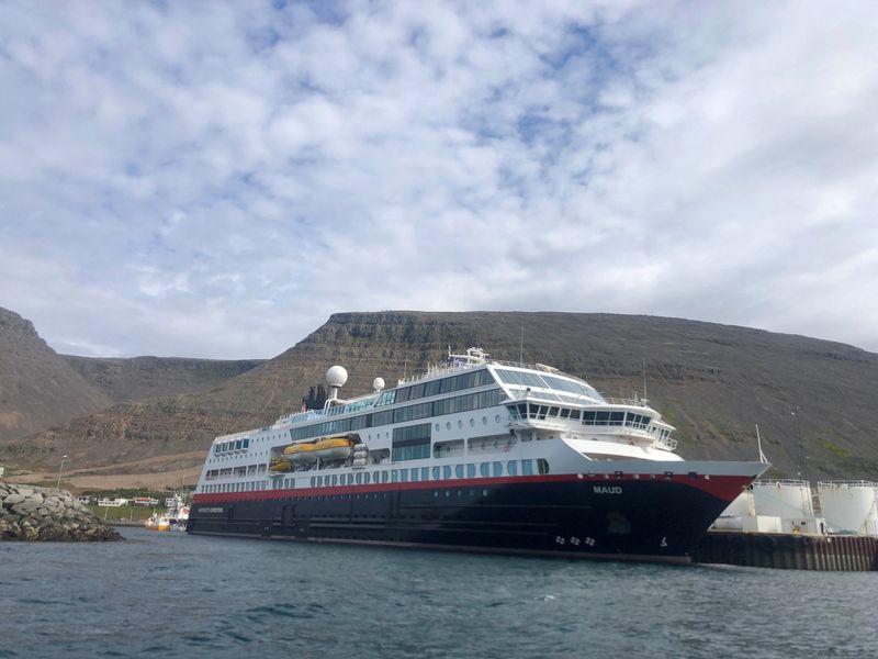 © Reuters. A handout image of the Norwegian cruise ship MS Maud, in Westfjords, Iceland July 12, 2023. Magnus Thor Hafsteinsson/Handout via REUTERS    