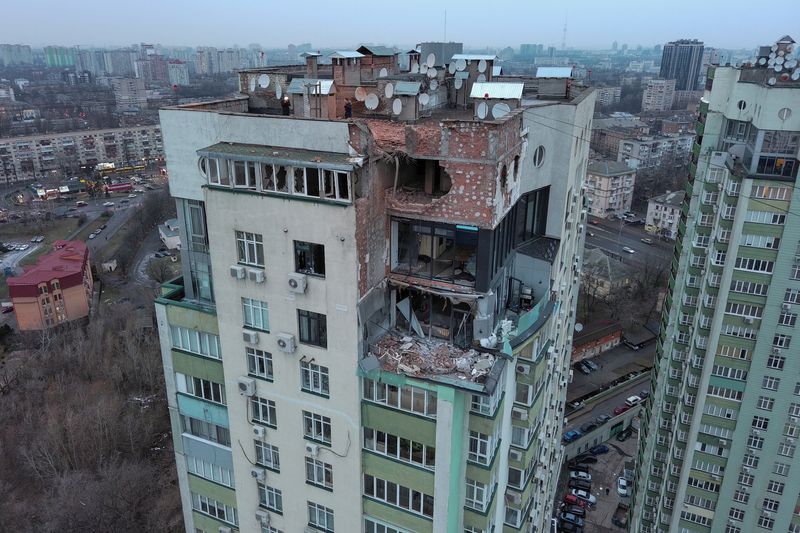 &copy; Reuters. مبنى سكني متضرر جراء غارة جوية روسية في كييف يوم الجمعة. تصوير: يان دوبرونوسوف-رويترز.