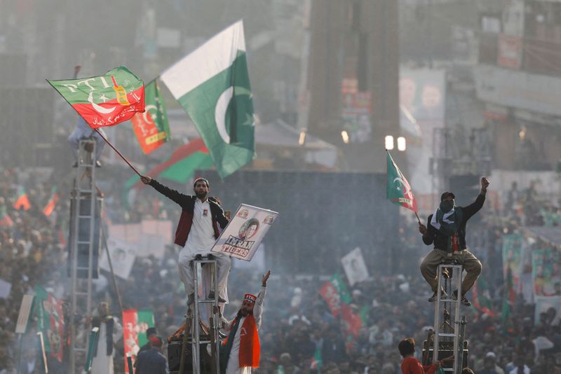 &copy; Reuters.  أنصار رئيس الوزراء الباكستاني السابق عمران خلال احتجاجات في صورة من أرشيف رويترز.