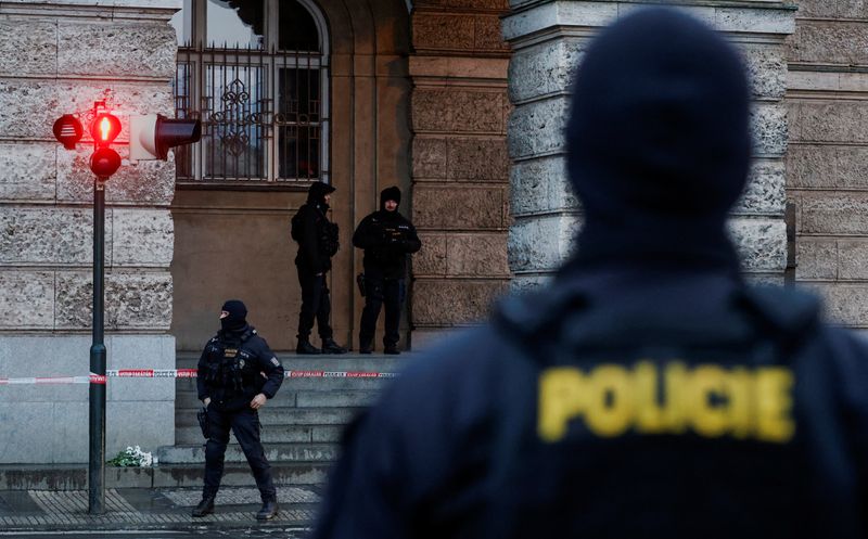&copy; Reuters. Miembros de la Policía montan guardia tras una matanza en uno de los edificios de la Universidad Carolina de Praga, República Checa, 22 de diciembre de 2023. REUTERS/David W Cerny