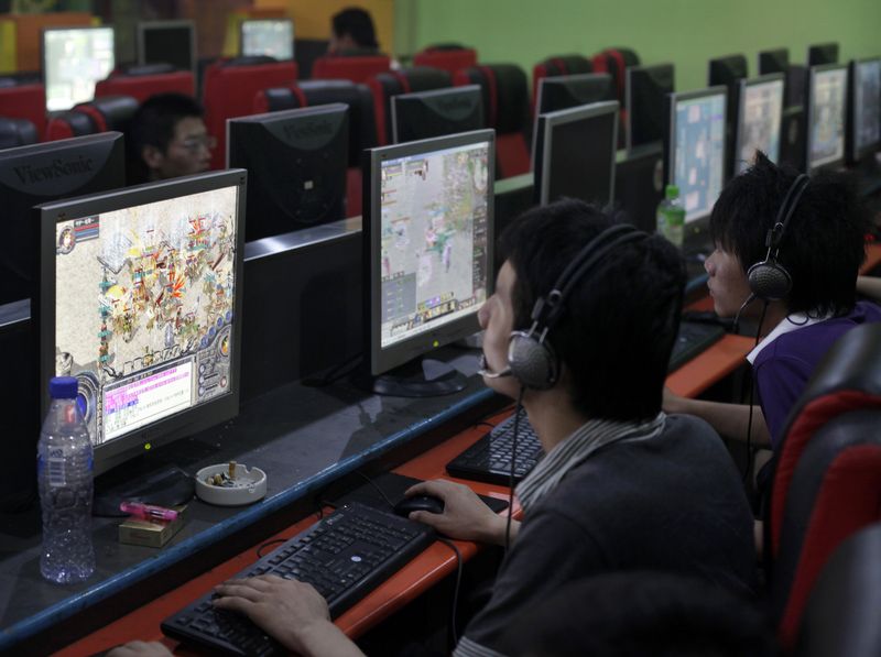 &copy; Reuters. FOTO DE ARCHIVO: Varias personas juegan a videojuegos en línea en un cibercafé del centro de Shanghái, China. 6 de agosto de 2009. REUTERS/ Nir Elias/Archivo