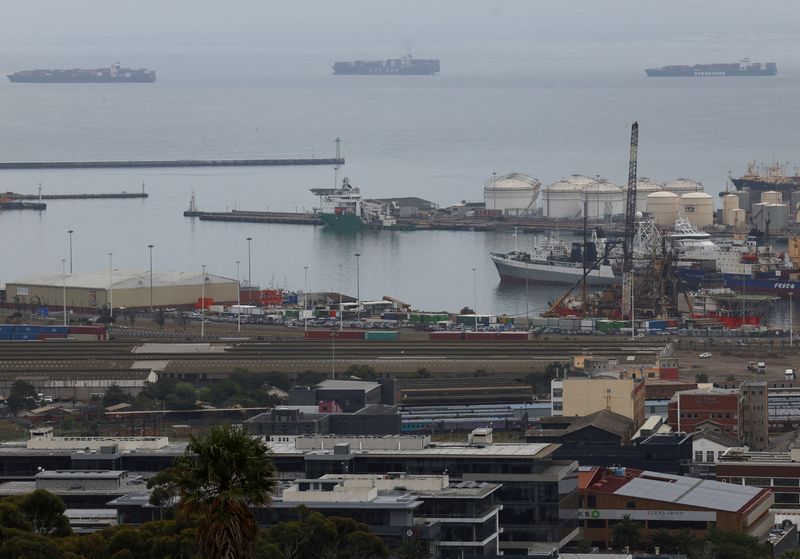 Barcos desviados por la crisis del mar Rojo se enfrentan a puertos africanos desbordados