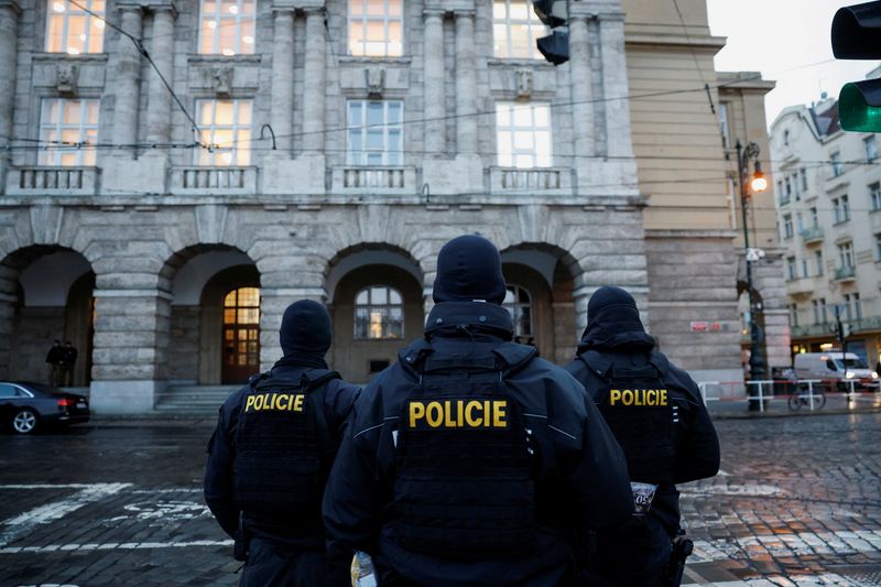 © Reuters. Members of the Police stand guard following a shooting at one of Charles University's buildings in Prague, Czech Republic, December 22, 2023. REUTERS/David W Cerny