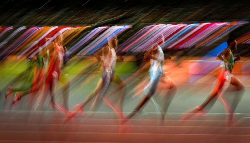 &copy; Reuters. رياضيون خلال سباق 500 متر رجال بالمباراة النهائية ببطولة العالم لألعاب القوى في بودابست يوم 27 أغسطس آب 2023. تصوير:  ألكساندرا شميجيال - رويترز.