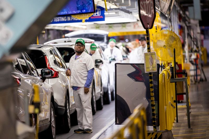 &copy; Reuters. FILE PHOTO: People work at Honda's auto manufacturing plant in Alliston, Ontario, Canada April 5, 2023. REUTERS/Carlos Osorio/File Photo