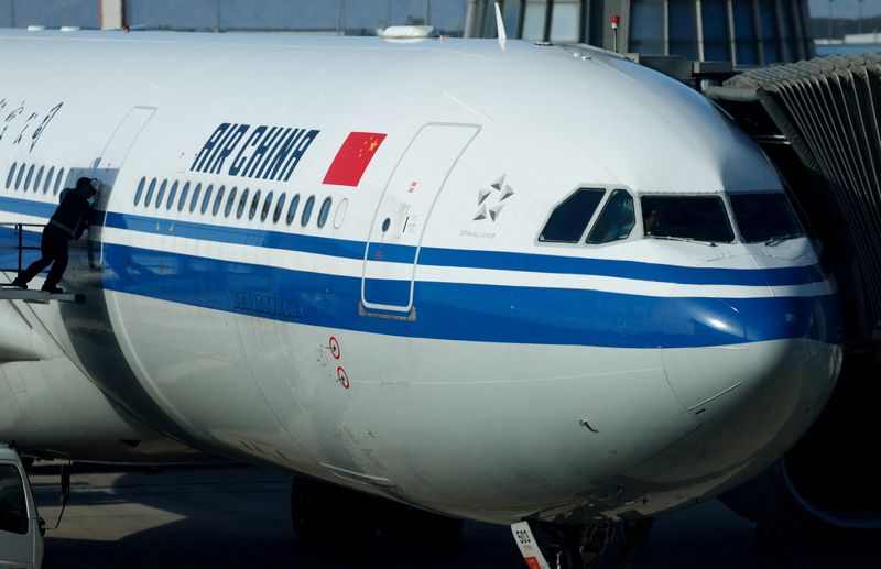 &copy; Reuters. FILE PHOTO: An Air China plane is seen at the international airport in Beijing, China October 19, 2023. REUTERS/Edgar Su/File Photo