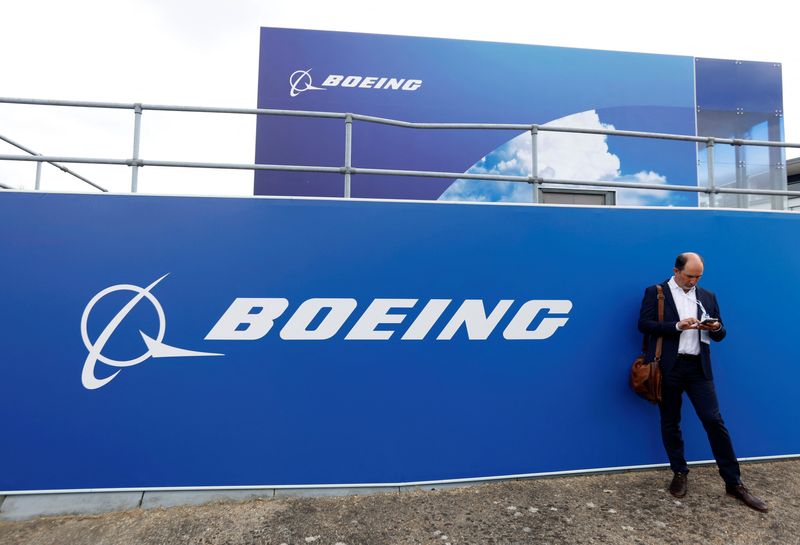 &copy; Reuters. Homem ao lado de logo da Boeing durante feira de aviação em Farnborough, no Reino Unido
20/07/2022 REUTERS/Peter Cziborra