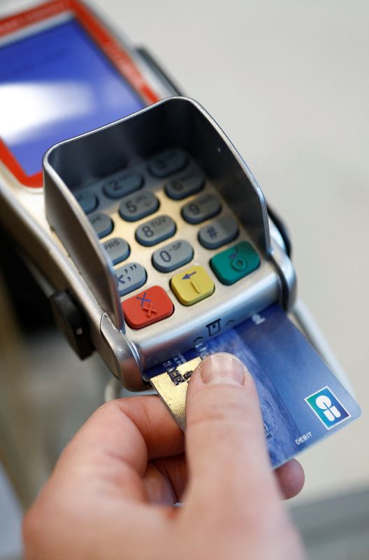 &copy; Reuters. Une carte de crédit est utilisée sur un terminal de paiement dans un magasin près de Nantes, en France. /Illustration prise le 6 novembre 2023/REUTERS/Stephane Mahe