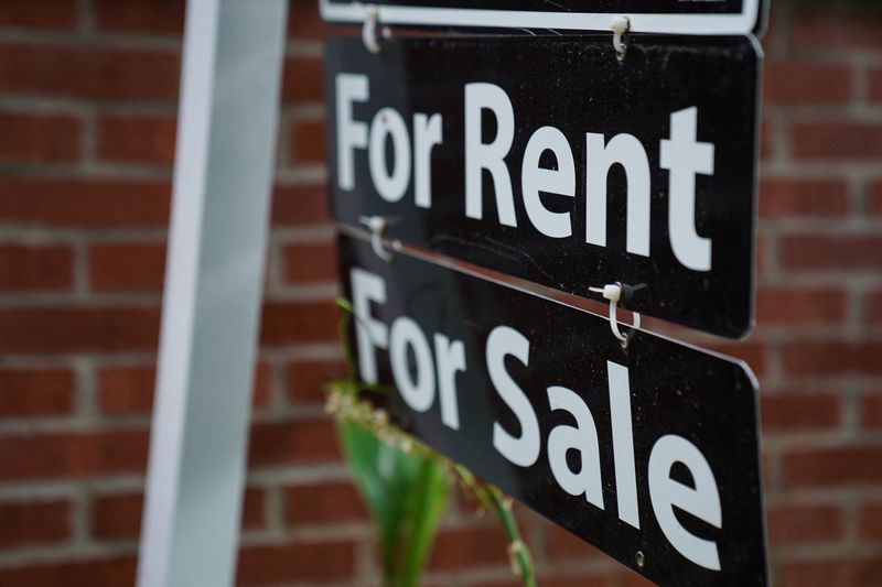 &copy; Reuters. FOTO DE ARCHIVO: Un cartel de "Se alquila, se vende" fuera de una casa en Washington, Estados Unidos. 7 de julio de 2022. REUTERS/Sarah Silbiger/