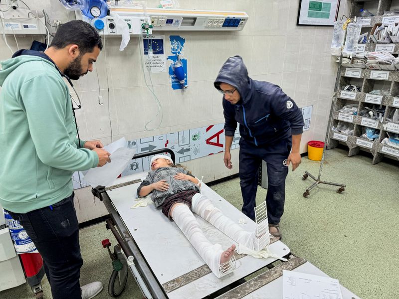 &copy; Reuters. طفلة فلسطينية تتلقى العلاج داخل مستشفي ناصر في خان يونس بجنوب قطاع غزة يوم 20 ديسمبر كانون الأول 2023. تصوير: بسام مسعود - رويترز.