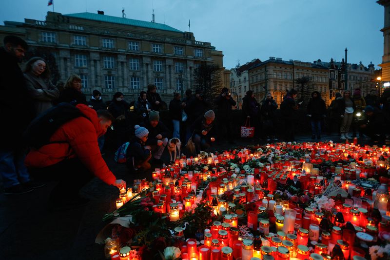 © Reuters. People gather at a memorial during a vigil following a shooting at one of Charles University's buildings in Prague, Czech Republic, December 22, 2023. REUTERS/David W Cerny
