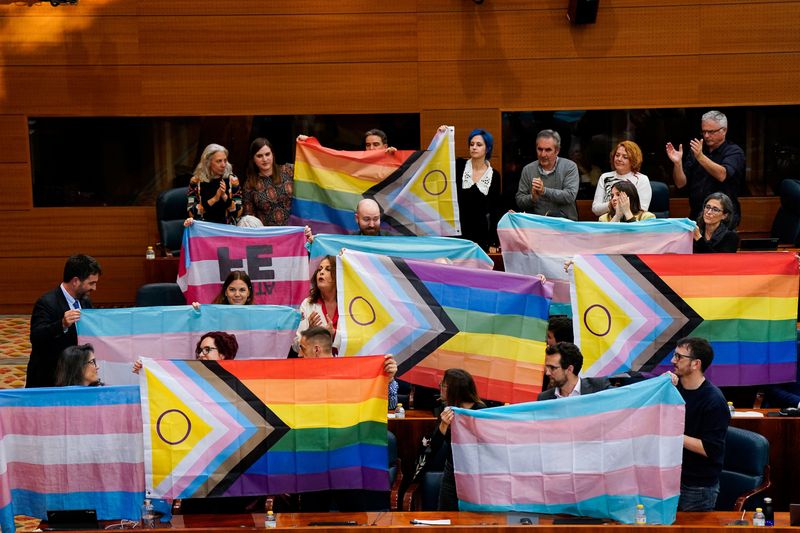 © Reuters. Mas Madrid group react during a vote to pass a proposal to strip back protections for transgender people at the regional parliament in Madrid, Spain, December 22, 2023. REUTERS/Ana Beltran    NO RESALES. NO ARCHIVES