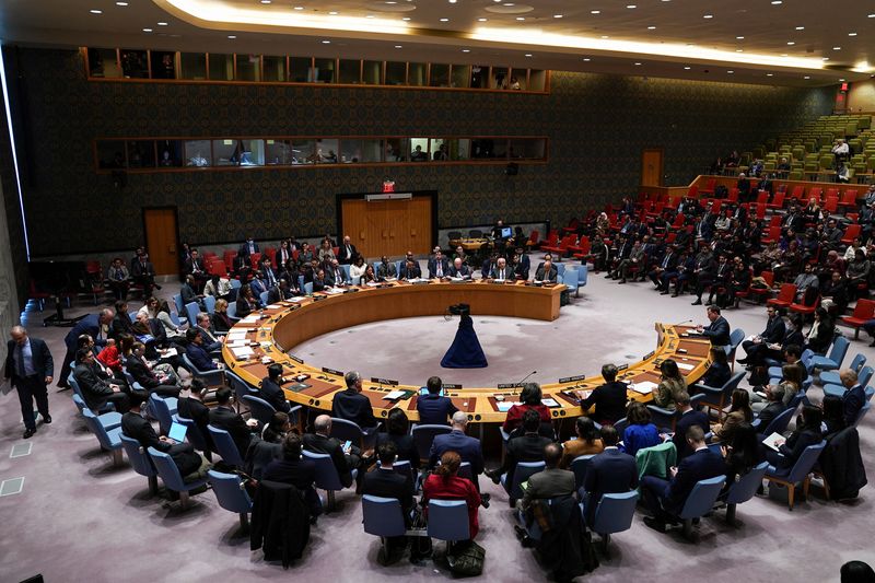 &copy; Reuters. أعضاء مجلس الأمن التابع للأمم المتحدة يصوتون على اقتراح يطالب إسرائيل وحركة المقاومة الإسلامية (حماس) بالسماح بإيصال المساعدات إلى قطاع غز