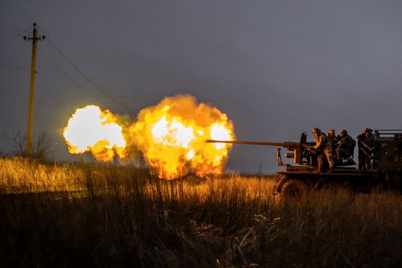 © Reuters. Service members of Ukrainian Joint Assault Brigade Fury fire a S60 cannon towards Russian troops near the front-line town of Bakhmut, amid Russia's attack on Ukraine, in Donetsk region, Ukraine December 21, 2023. REUTERS/Viacheslav Ratynskyi/File Photo