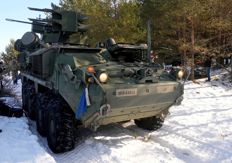 &copy; Reuters. جنود أمريكيون يستعدون لإطلاق صواريخ ستينجر من مركبتهم القتالية المدرعة سترايكر خلال مناورة عسكرية في إستونيا. صورة من أرشيف رويترز.
