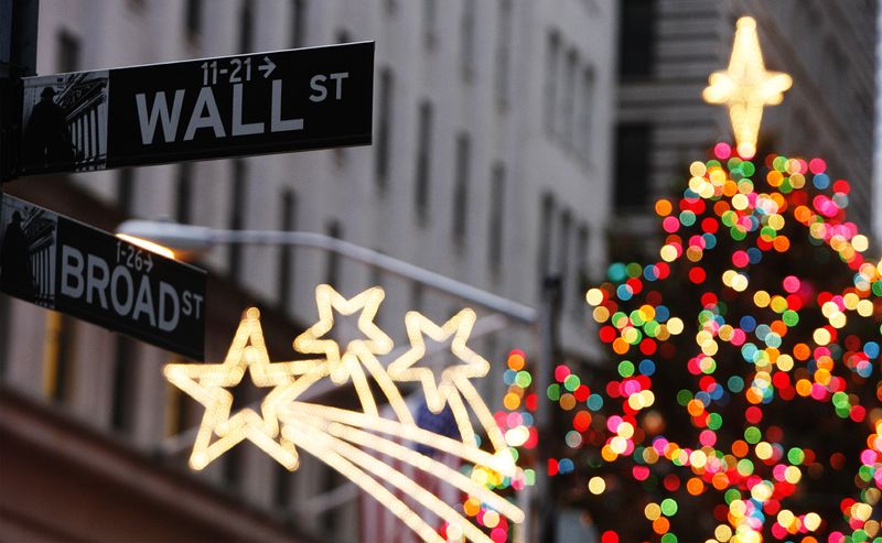 &copy; Reuters. Le signe de Wall Street devant les décorations de Noël à l'extérieur de la Bourse de New York, à New York. /Photo d'archive/REUTERS/Lucas Jackson (ÉTATS-UNIS)