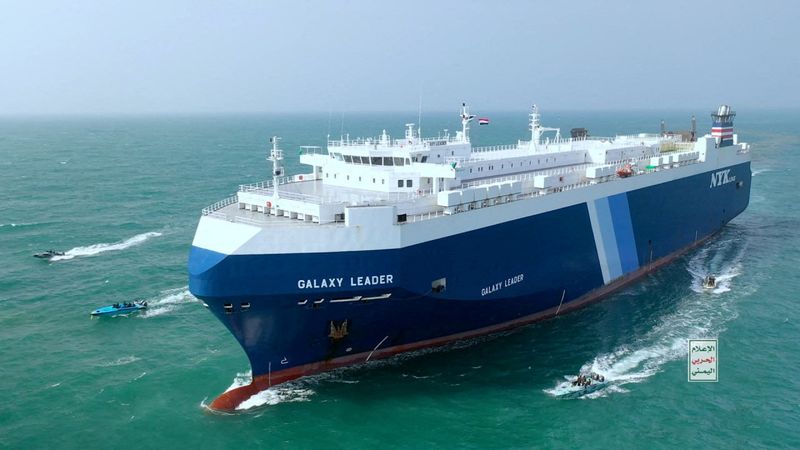 © Reuters. FILE PHOTO: The Galaxy Leader cargo ship is escorted by Houthi boats in the Red Sea in this photo released November 20, 2023. Houthi Military Media/Handout via REUTERS/File Photo