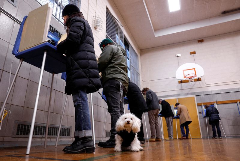 © Reuters. FILE PHOTO: Max waits while his owner Barbara Wood votes at Maryland Avenue Montessori School during Wisconsin's Supreme Court election in Milwaukee, Wisconsin, U.S., April 4, 2023. REUTERS/Evelyn Hockstein/File Photo