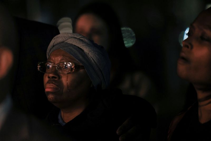 © Reuters. Sheneen McClain reacts after a jury delivered a guilty verdict of criminally negligent homicide for two paramedics who in 2019 injected her son Elijah McClain, an unarmed Black man, with ketamine after he was detained and subdued by police, outside the Adams County District Court in Brighton, Colorado, U.S., December 22, 2023.  REUTERS/Kevin Mohatt