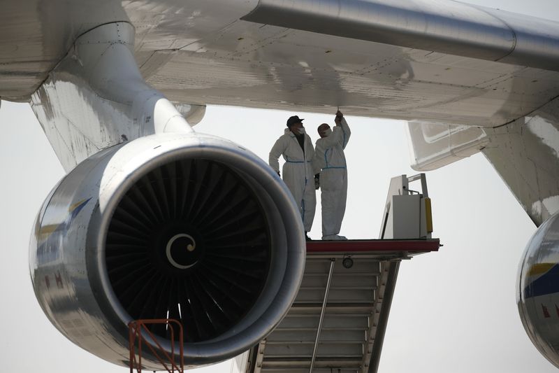 &copy; Reuters. Des mécaniciens vérifient un avion cargo à l'aéroport Paris-Vatry de Bussy-Lettre. /Photo d'archive/REUTERS/Benoit Tessier