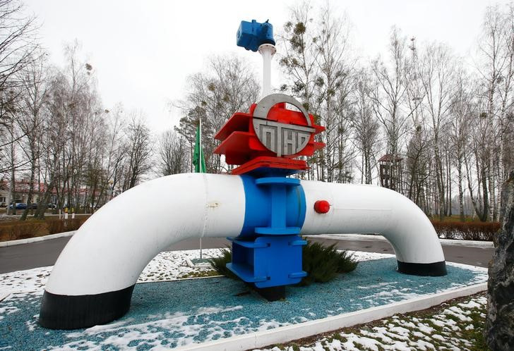 &copy; Reuters. Imagen de archivo de un modelo de oleoducto en la entrada principal de la estación de bombeo de crudo Gomel Transneft, que envía petróleo por el oleoducto Druzhba cerca de Mozyr, Bielorrusia. 4 enero 2020. REUTERS/Vasily Fedosenko