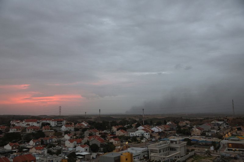 &copy; Reuters. دخان متصاعد في سماء قطاع غزة كما شوهد من سيدرويت جنوب إسرائيل يوم السبت. تصوير: بيوليتا سانتوس مورا - رويترز.

