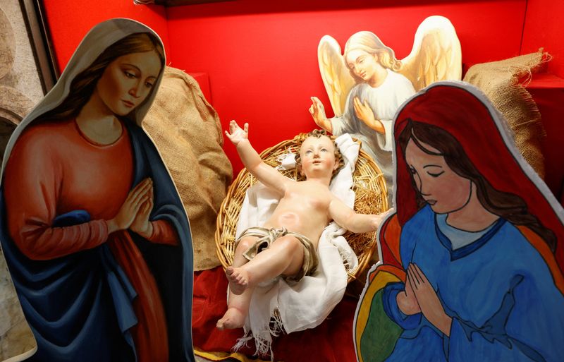 &copy; Reuters. Un belén con dos madres del Niño Jesús en la iglesia de los Santos Pedro y Pablo en Capocastello di Mercogliano, Italia. 23 diciembre 2023. REUTERS/Ciro De Luca