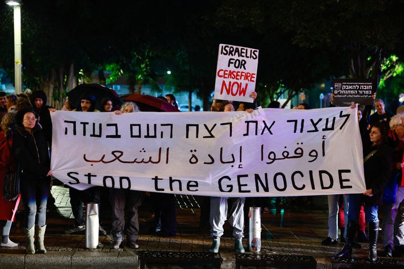 © Reuters. أشخاص يشاركون في مظاهرة ضد رئيس الوزراء الإسرائيلي بنيامين نتنياهو بتل أبيب يوم السبت. تصوير: عمار عوض - رويترز.