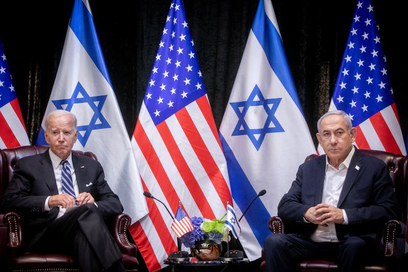 &copy; Reuters. الرئيس الأمريكي جو بايدن (يسارا) خلال اجتماع مع رئيس الوزراء الإسرائيلي بنيامين نتنياهو لمناقشة الحرب بين إسرائيل وحركة المقاومة الإسلامية