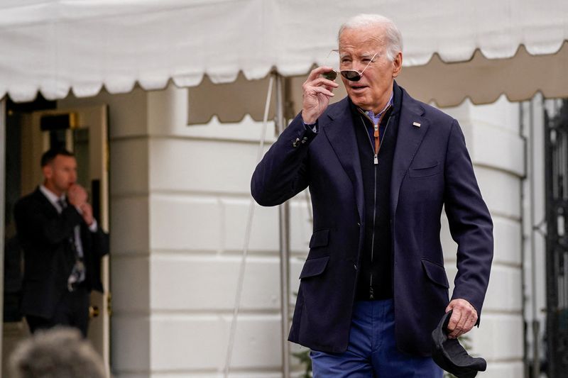 &copy; Reuters. الرئيس الأمريكي جو بايدن في أثناء مغادرته كامب ديفيد من حديقة جنوبية بالبيت الأبيض في واشنطن يوم السبت. تصوير: كين سيدينو -رويترز.