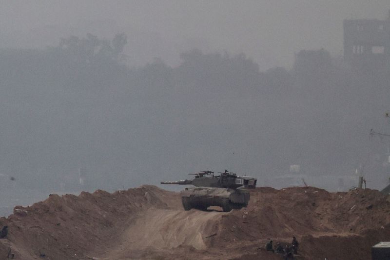 © Reuters. جانب من عملية الجيش الإسرائيلي في قطاع غزة تظهر من جنوب إسرائيل يوم السبت. تصوير: بيوليتا سانتوس مورا - رويترز. 
