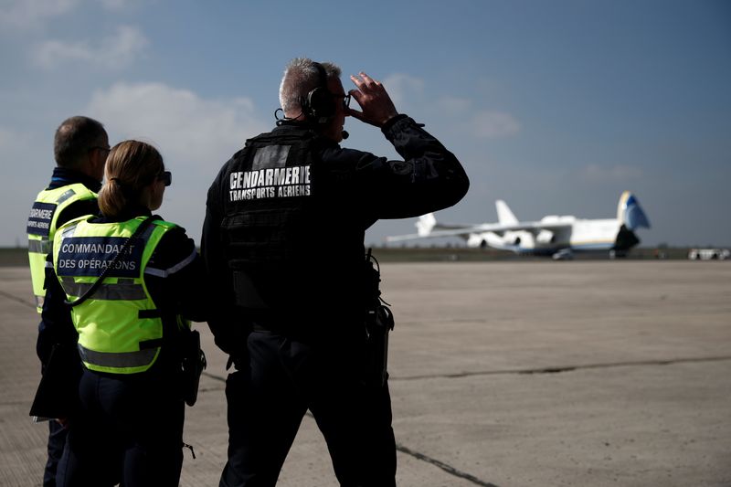 &copy; Reuters. Des gendarmes à l'aéroport Paris Vatry. /Photo prise le 19 avril 2020/REUTERS/Benoit Tessier