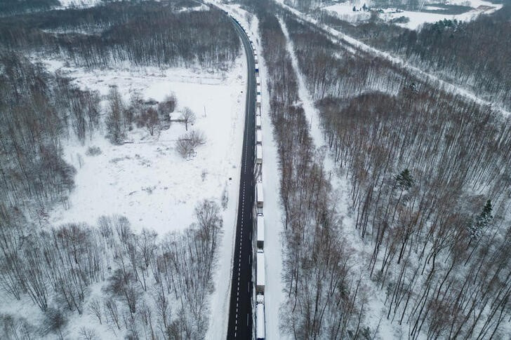 &copy; Reuters. Imagen de archivo de camiones haciendo cola para cruzar la frontera polaco-ucraniana en el paso de Dorohusk-Jagodzin, en Ludwinow, Polonia. 4 diciembre 2023. REUTERS/Kuba Stezycki