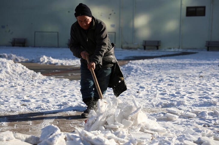 &copy; Reuters. Imagen de archivo de un trabajador retirando nieve en un parque en Pekín, China. 22 diciembre 2023. REUTERS/Florence Lo