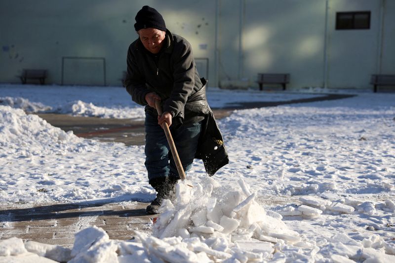 &copy; Reuters. Trabalhador limpa a neve em parque durante o solstício de inverno em Pequim, China.
22/12/2023
REUTERS/Florence Lo/Foto de arquivo