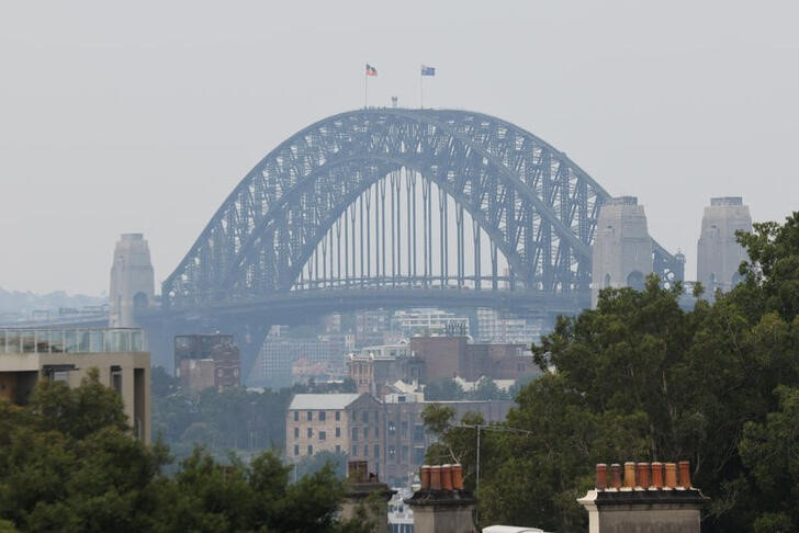 &copy; Reuters. Ponte da Baia de Sydney, Austrália, envolta de fumaça de incêncios florestais. 
19/12/2023
REUTERS/Alasdair Pal
