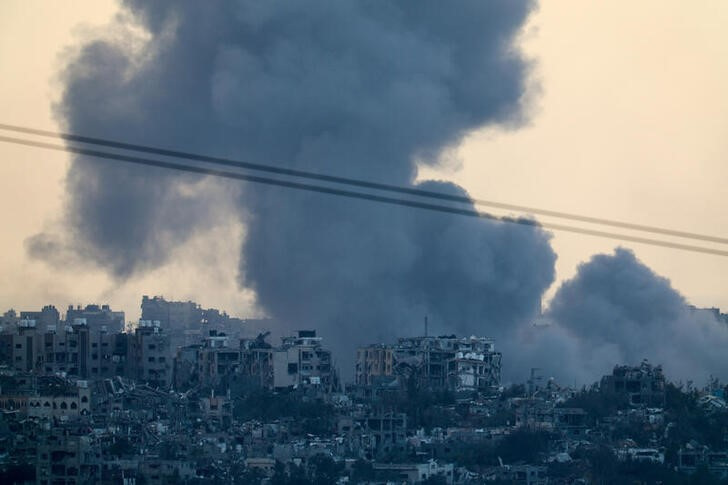 &copy; Reuters. Una columna de humo se eleva al cielo sobre Gaza, visto desde el sur de Israel. 24 diciembre 2023. REUTERS/Violeta Santos Moura