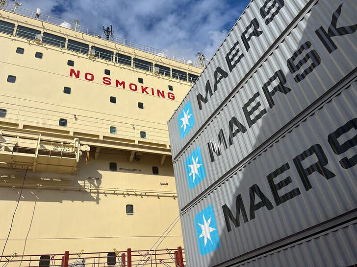 &copy; Reuters. Imagen de archivo de contenedores de Maersk junto a un buque de la compañía en Copenhagye, Dinamarca. 14 septiembre 2023. REUTERS/Jacob Gronholt-Pedersen