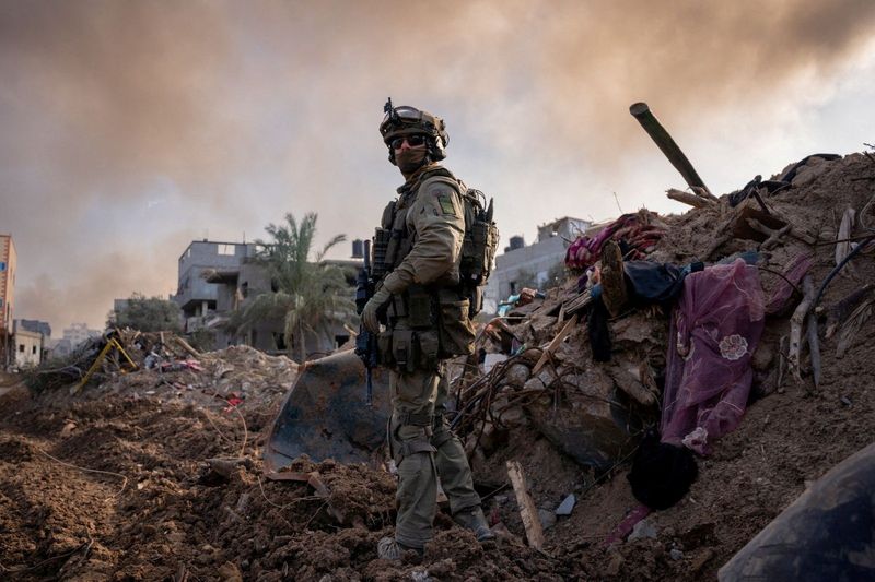 © Reuters. جندي إسرائيلي في قطاع غزة في هذه الصورة التي نشرت يوم 21 ديسمبر كانون الأول 2023. صورة لرويترز من قوات الدفاع الإسرائيلية 