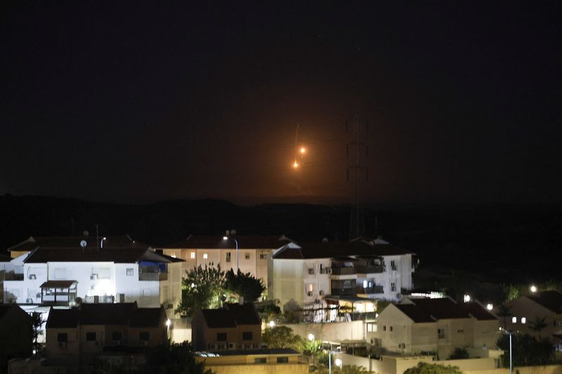 © Reuters. A flare falls over Gaza, amid the ongoing conflict between Israel and the Palestinian Islamist group Hamas, as seen from southern Israel, December 24, 2023. REUTERS/Violeta Santos Moura