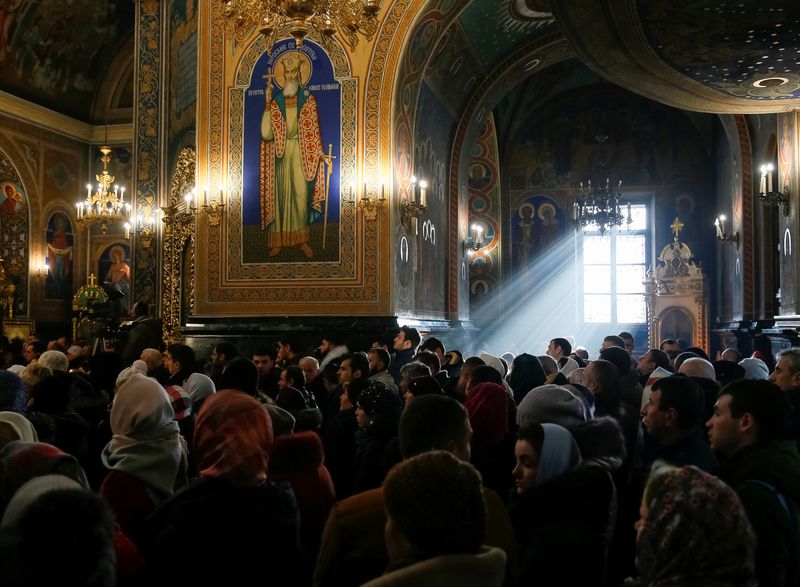 &copy; Reuters. FILE PHOTO: People attend a service for Orthodox Epiphany celebrations in Chisinau, Moldova January 19, 2019.  REUTERS/Gleb Garanich/File Photo