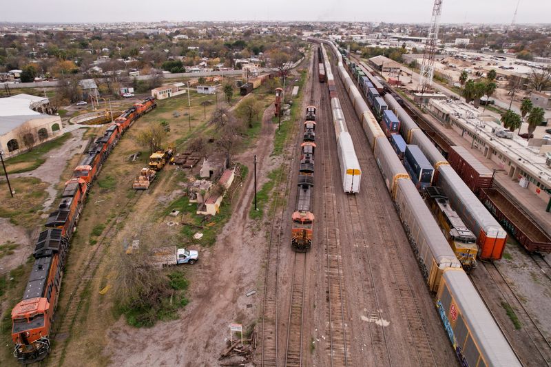 &copy; Reuters. １２月２２日、米政府は、米テキサス州とメキシコを結ぶ国際鉄道路線について、不法移民などの増加を受けて閉鎖していた２カ所の鉄橋を再開した。写真はメキシコ・コアウイラ州ピエド