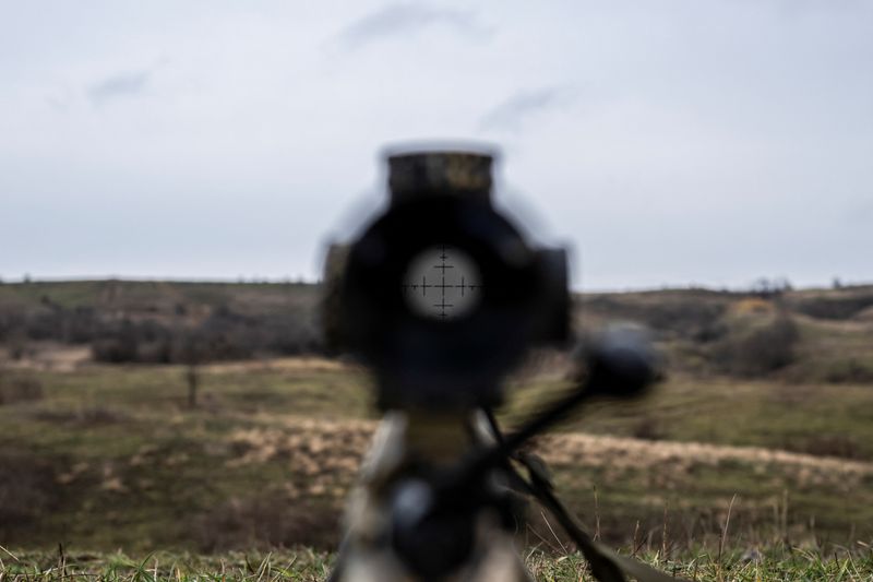 &copy; Reuters. FILE PHOTO: A view shows an optical sight on a rifle of a Ukrainian Army sniper at a shooting ground near a front line, amid Russia's attack on Ukraine, in Donetsk region, Ukraine December 23, 2023. REUTERS/Viacheslav Ratynskyi/File Photo