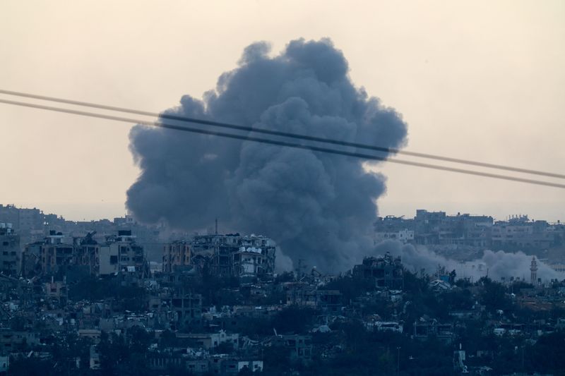 &copy; Reuters. سحب الدخان الكثيف تتصاعد في سماء غزة كما شوهدت من جنوب إسرائيل جراء القصف الإسرائيلي للقطاع  يوم الأحد . تصوير : فيوليتا سانتوس مورا - رويترز .