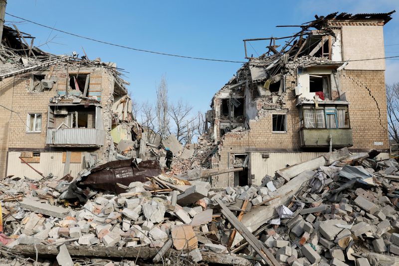 &copy; Reuters. منظر عام لمبان سكنية مهدمة بمنطقة دونيتسك الأوكرانية جراء تعرضها لقصف بصاروخ روسي في يوم 15 نوفمبر تشرين الثاني 2023 . تصوير : ألينا سموتكو - روي