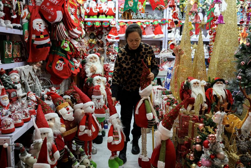 &copy; Reuters. FILE PHOTO: A vendor sorts products at a booth selling Christmas decorations at a mall in Beijing, China December 14, 2023. REUTERS/Tingshu Wang/File Photo