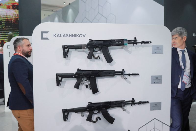&copy; Reuters. أسلحة روسية معروضة في معرض ومؤتمر الدفاع الدولي في أبو ظبي يوم 20 فبراير شباط 2023. تصوير: عمرة الفقي- رويترز.