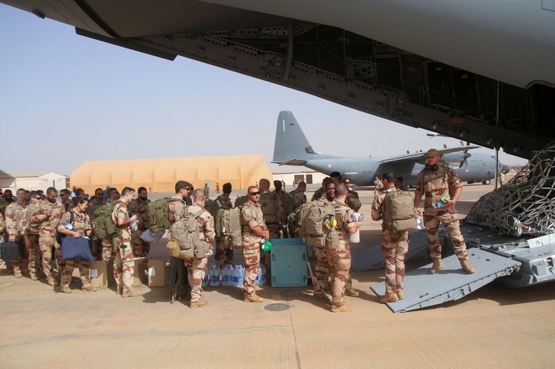 &copy; Reuters. جنود من آخر القوات الفرنسية في النيجر يصعدون على متن طائرة عسكرية أثناء استعدادهم لمغادرة نيامي يوم 22 ديسمبر كانون الأول 2023. تصوير:  محمدو حم